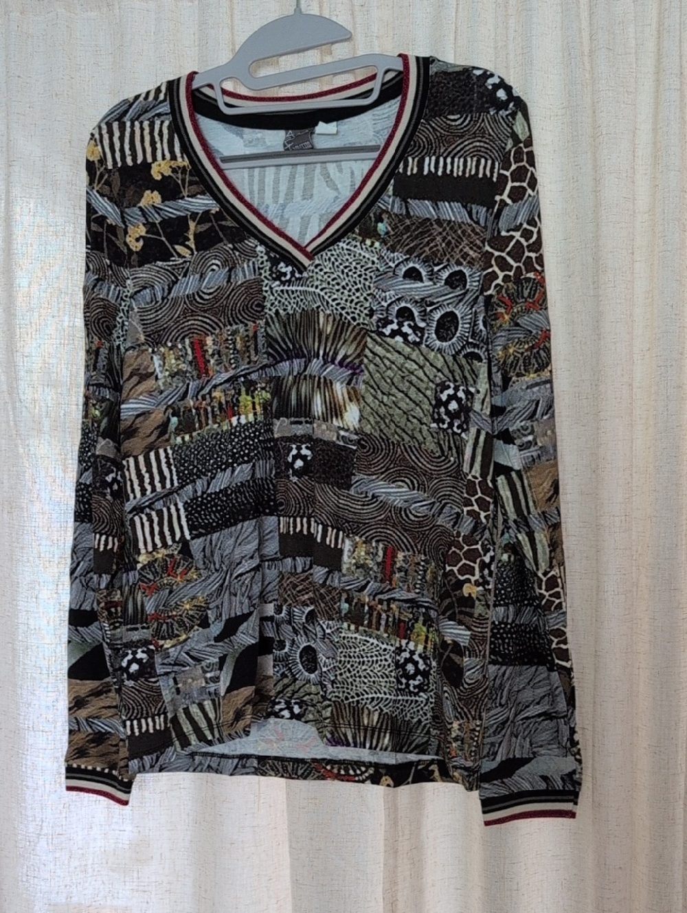 Dolcezza V-Neck Long Sleeve Patchwork Print Top in Black & Brown